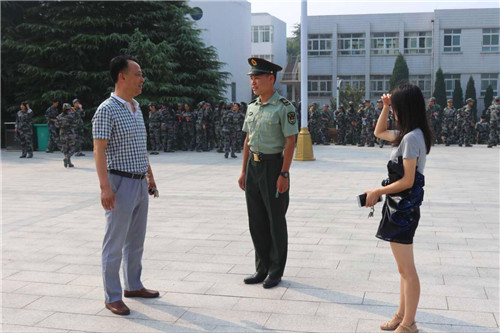 2016091410592678.jpg bat365领导视察2016级新生军训工作