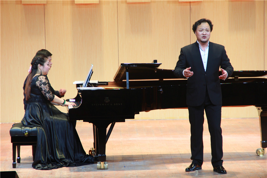 2016051809555110.jpg 姬海冰独唱音乐会暨高校声乐教材作品赏析走进我校