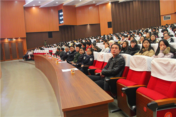 2016112410380651.jpg bat365召开学生安全教育知识讲座