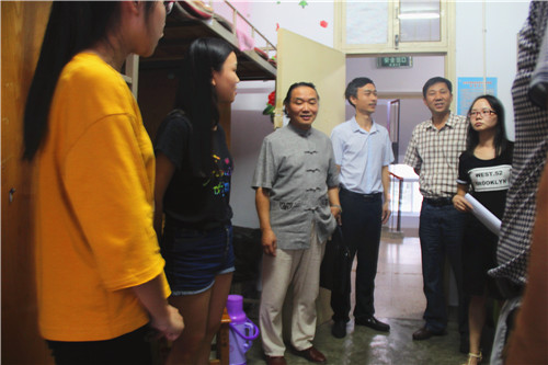 2016091310150954.jpg bat365领导走访2016级新生宿舍