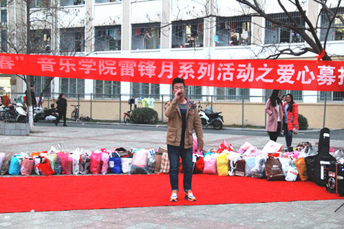 bat365志愿者爱心义演关爱信阳贫困群体