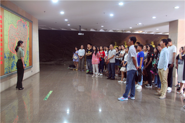 bat365学生党员赴鄂豫皖革命纪念馆开展“两学一做”党日活动