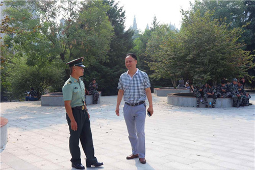 2016091410585811.jpg bat365领导视察2016级新生军训工作