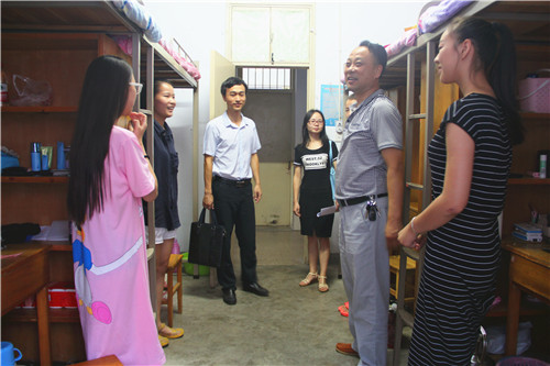 2016091310151136.jpg bat365领导走访2016级新生宿舍