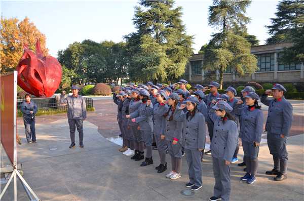 2017112915185498.jpg 重温入党誓词主题党日活动开展