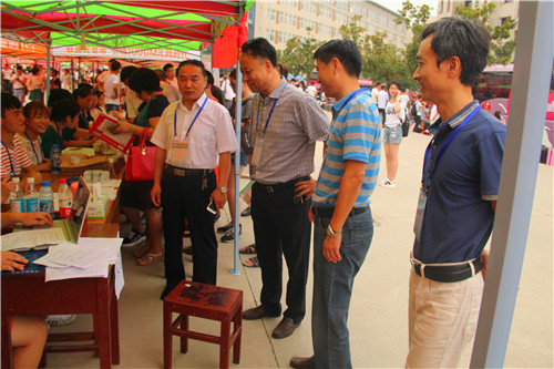 bat365领导现场视察新生入学工作