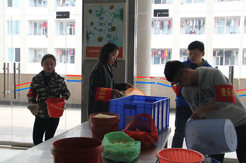 向不文明行为说“不” bat365开展“文明餐厅”志愿服务活动