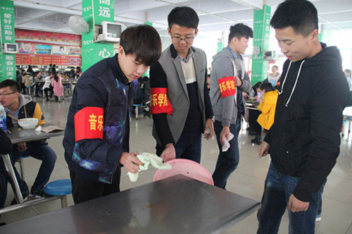 向不文明行为说“不” bat365开展“文明餐厅”志愿服务活动