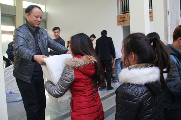 bat365开展冬季送温暖活动