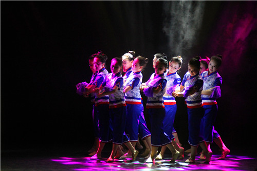 bat365举办欢送毕业生晚会暨2012级舞蹈学班毕业生专业汇报演出
