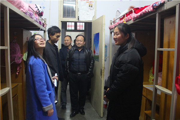 bat365领导走访学生宿舍