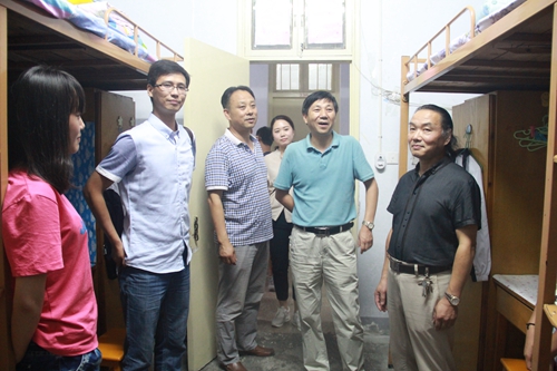 bat365领导走访2015级新生宿舍