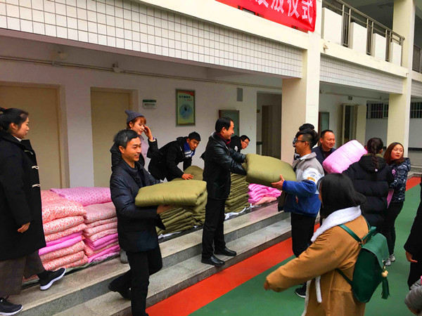 bat365为学生发放爱心棉被