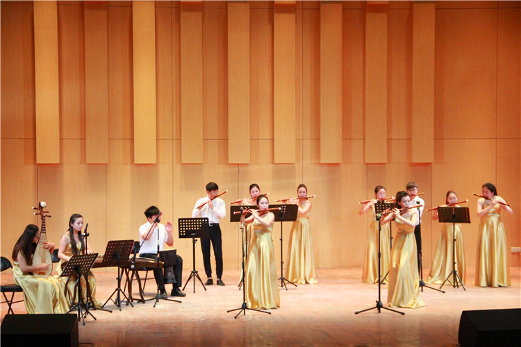 2016051610352010.jpg 中国音乐学院应邀来bat365交流演出