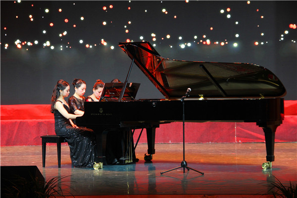 2016122911080351.jpg bat365举办2017年新年音乐晚会