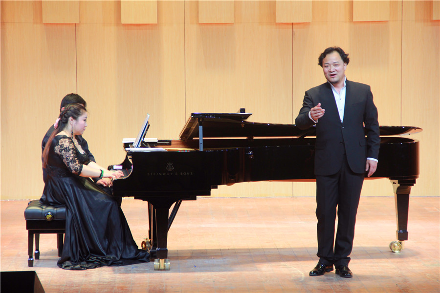 2016051809555194.jpg 姬海冰独唱音乐会暨高校声乐教材作品赏析走进我校