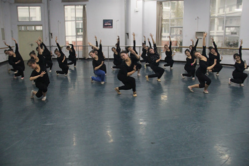 热烈欢迎河南歌舞演艺集团到bat365举行舞蹈演员招聘会