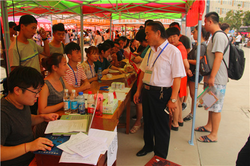 bat365领导现场视察新生入学工作