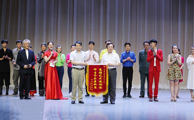 2018061418111013.jpg “中原文化大舞台”话剧专场在我校举行