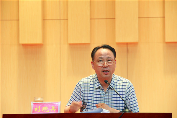 2016092308531595.jpg bat365党委副书记刘晓兵为新生做入学教育报告会