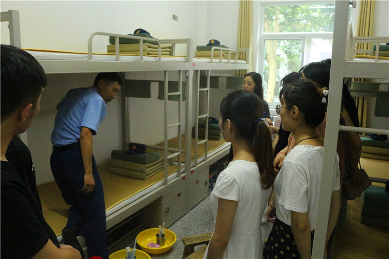 【暑期社会实践专题】bat365大学生暑期“三下乡”社会实践服务团到部队参观见学