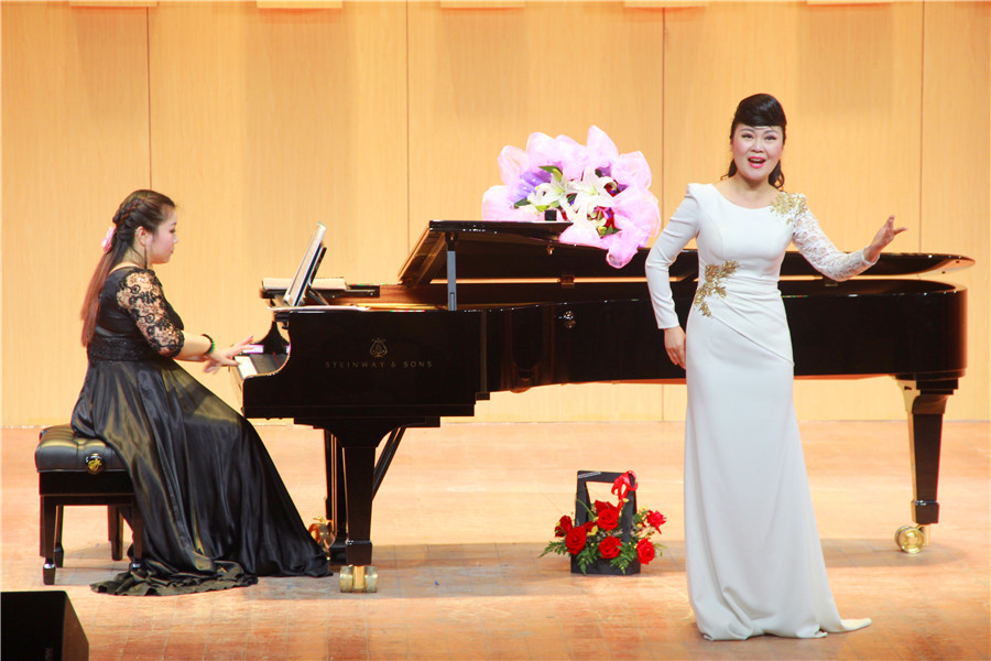 2016051809555159.jpg 姬海冰独唱音乐会暨高校声乐教材作品赏析走进我校