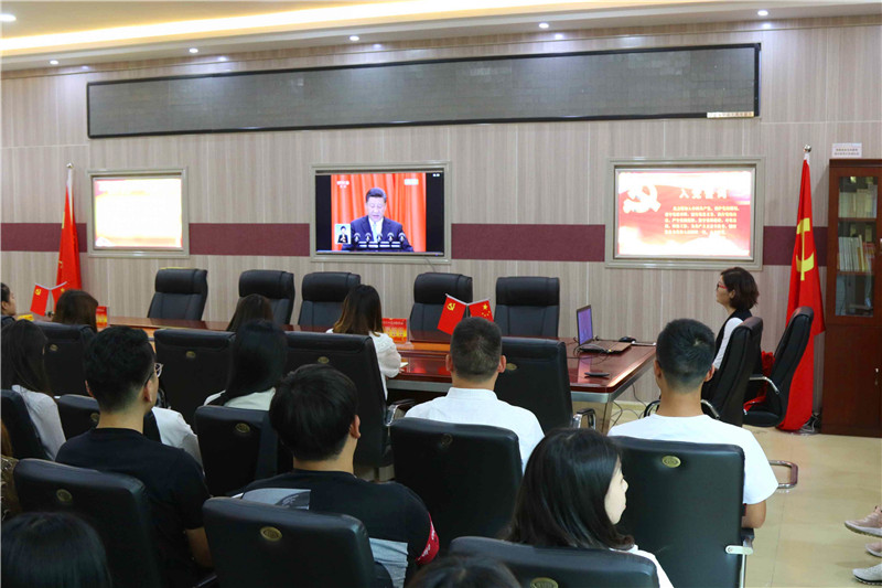 2018050709012514.jpg bat365师生观看纪念马克思诞辰200周年大会