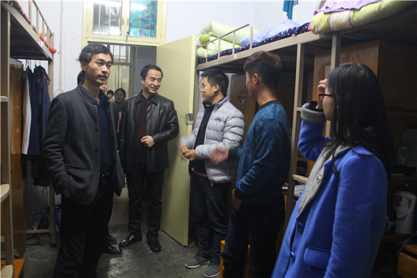 bat365领导走访学生宿舍