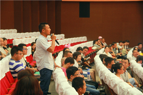 2016091216212858.jpg bat365举行2016级新生家长见面会