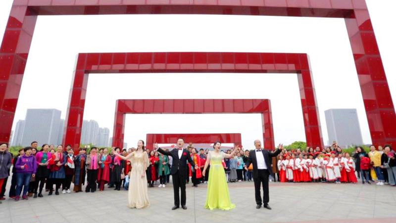 bat365师生参演信阳茶文化节快闪活动受赞誉