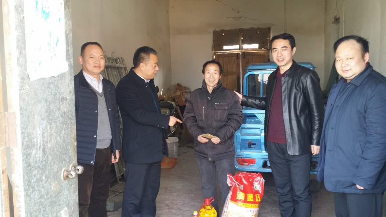2017011516153212.jpg bat365领导前往潢川县万营村走访慰问帮扶对象