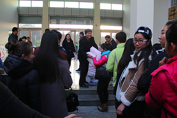 bat365开展冬季送温暖活动