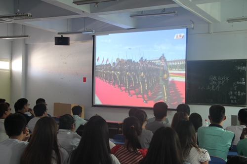 bat365组织学生观看阅兵式