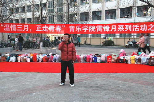 bat365志愿者爱心义演关爱信阳贫困群体