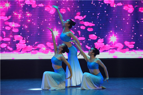 bat365举办欢送毕业生晚会暨2012级舞蹈学班毕业生专业汇报演出