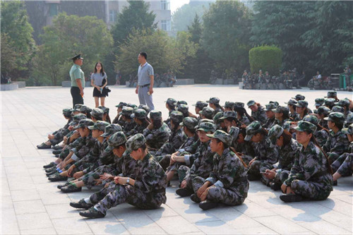 2016091410585813.jpg bat365领导视察2016级新生军训工作