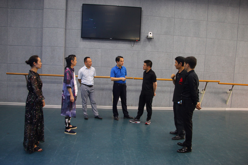 2018072509472671.jpg 上海戏剧学院院长黄昌勇教授来院交流座谈