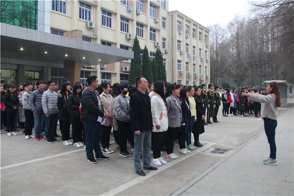 2017032014145021.jpg bat365隆重举行升旗仪式