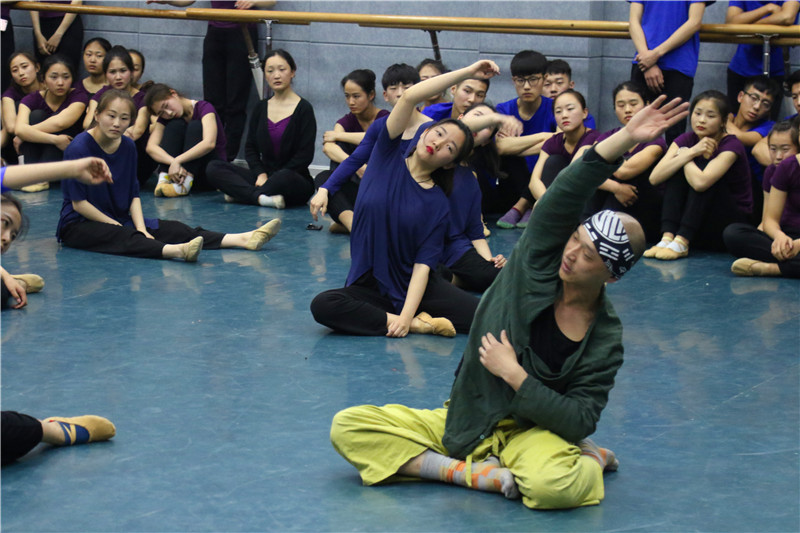 2018041817130089.jpg 华人戴剑教授来校举办舞蹈艺术讲座