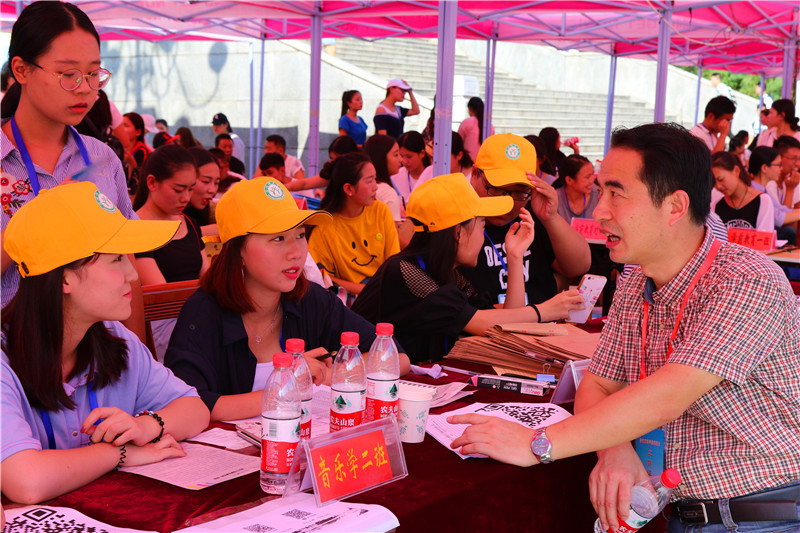 bat365圆满完成2017级迎新工作