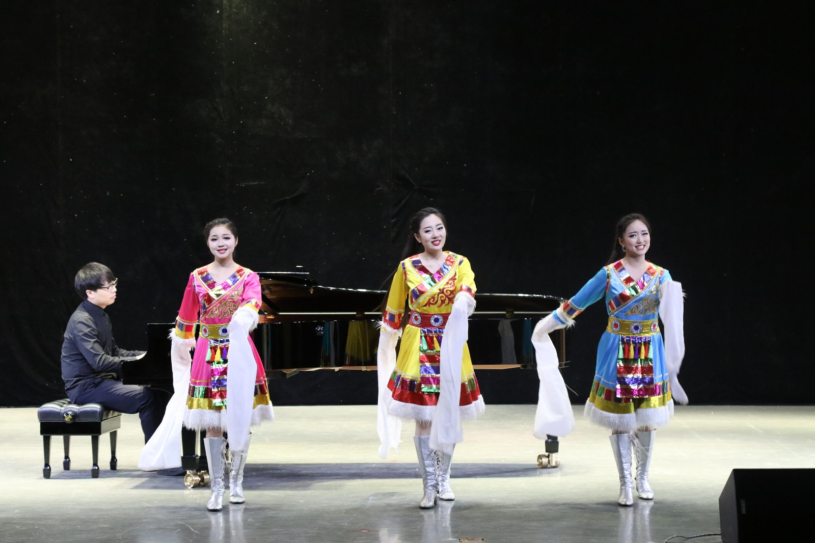 2018061308414575.jpg 华中师范大学学生汇报音乐会在bat365成功举办