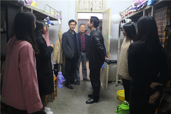 bat365领导走访学生宿舍
