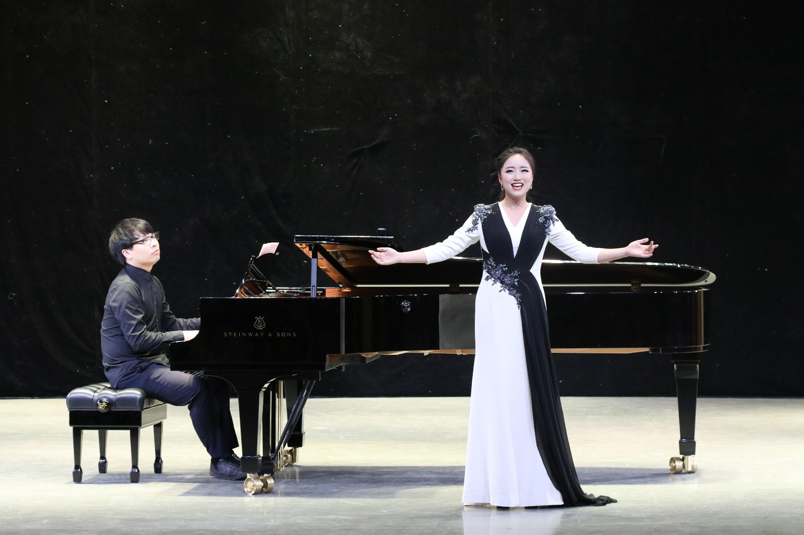 2018061308414615.jpg 华中师范大学学生汇报音乐会在bat365成功举办