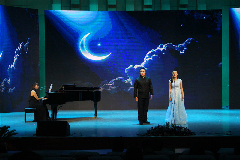 2017061209043647.jpg bat365举办学生会欢送毕业生文艺晚会