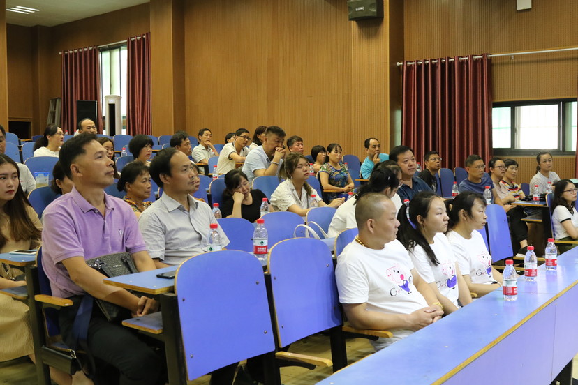 bat365召开2018级新生家长见面会