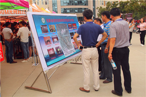 bat365领导现场视察新生入学工作