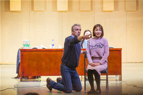 荷兰男中音歌唱家哈利·特文教授来bat365讲学