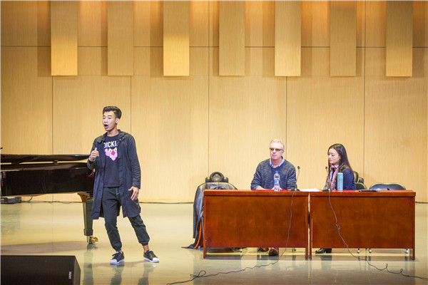 荷兰男中音歌唱家哈利·特文教授来bat365讲学