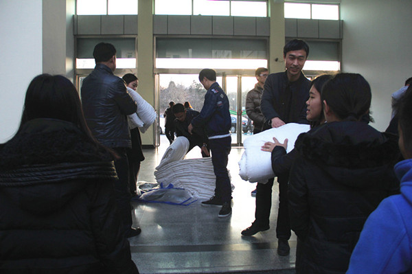 bat365开展冬季送温暖活动